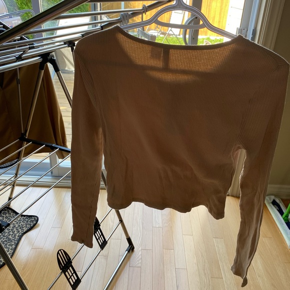 beige cropped long sleeve - Picture 2 of 3